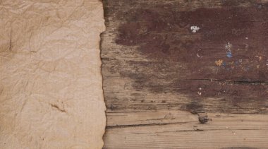 ahşap zemin üzerinde eski parşömen