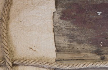 Ahşap arka plan üzerinde gemi halatı