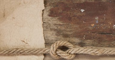 Ahşap arka plan üzerinde gemi halatı
