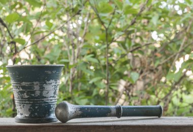 Güzel eski metal harç havaneli ahşap tablo ile