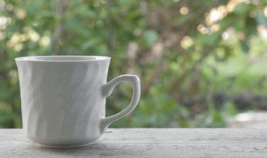 ahşap masa üzerinde beyaz Kupası