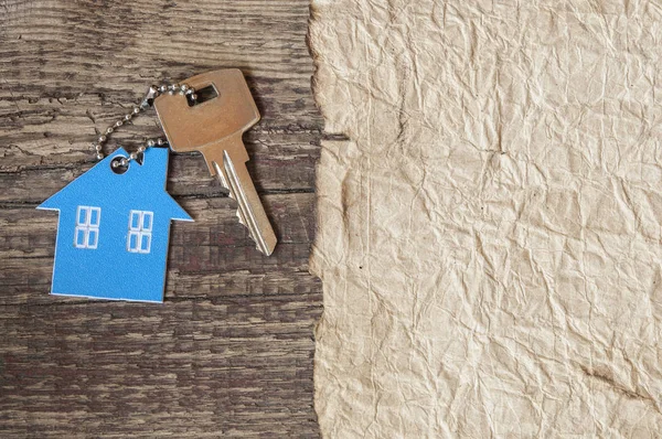 Hausförmiger Schlüssel im Holz — Stockfoto