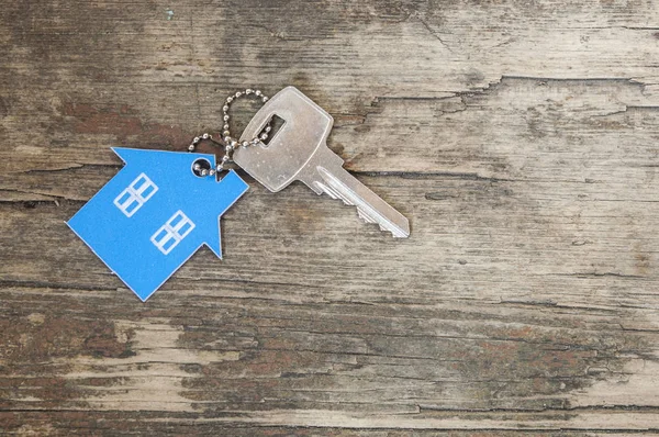 Ahşap ev şeklindeki anahtar