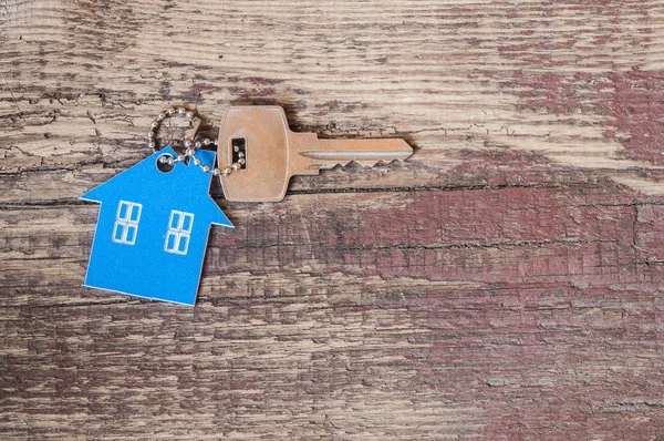Ahşap ev şeklindeki anahtar