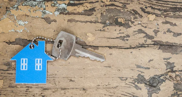 Ahşap ev şeklindeki anahtar