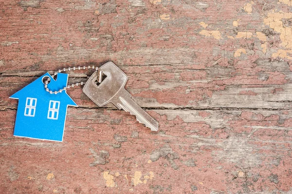 House-shaped key in the wood — Stock Photo, Image