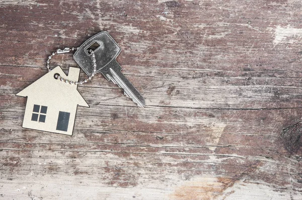 Ahşap ev şeklindeki anahtar