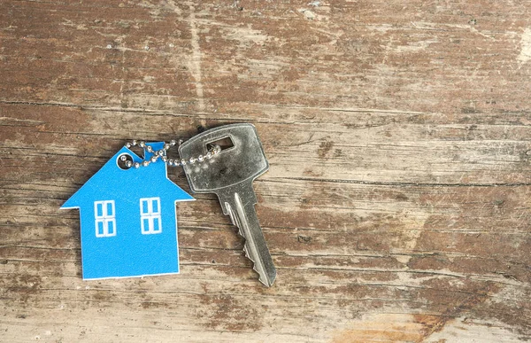 Llave en forma de casa en la madera —  Fotos de Stock