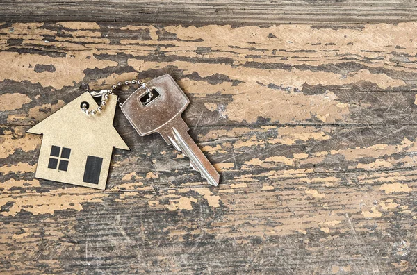 Ahşap ev şeklindeki anahtar