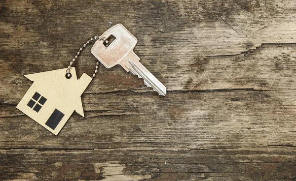 Ahşap ev şeklindeki anahtar