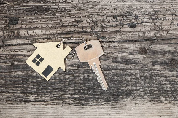 Ahşap ev şeklindeki anahtar
