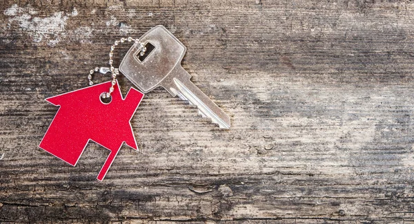 Ahşap ev şeklindeki anahtar