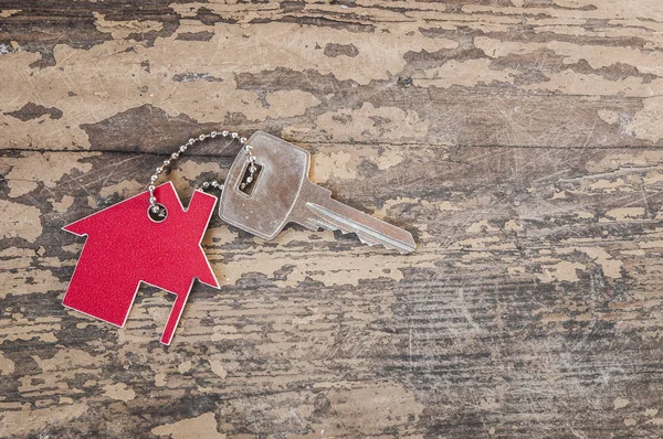 Ahşap ev şeklindeki anahtar