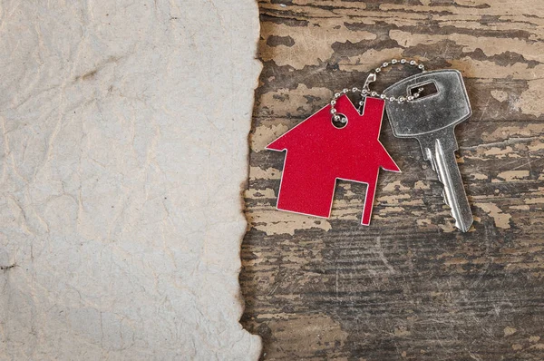 Ahşap ev şeklindeki anahtar