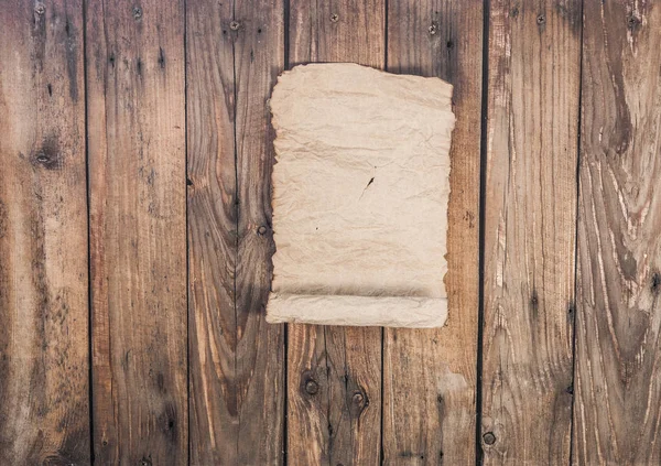 Vecchia pergamena su sfondo di legno — Foto Stock