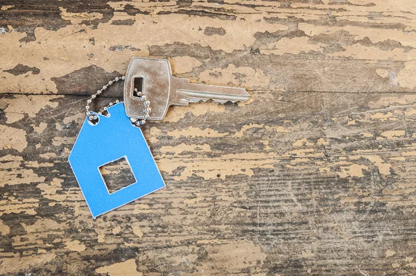 Hausförmiger Schlüssel im Holz — Stockfoto
