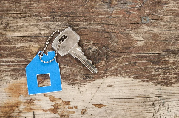 Ahşap ev şeklindeki anahtar