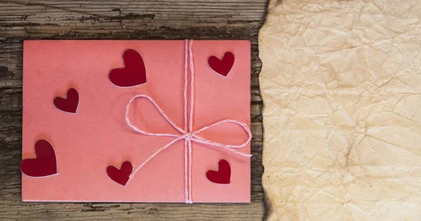Enveloppe rose et petit coeur sur table en bois pour la Saint Valentin — Photo
