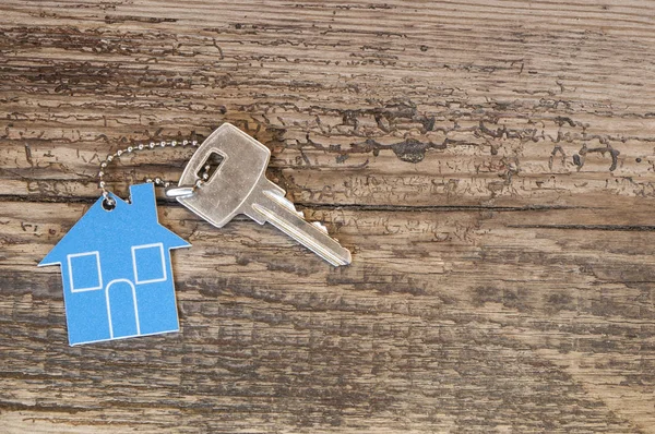 Ahşap ev şeklindeki anahtar