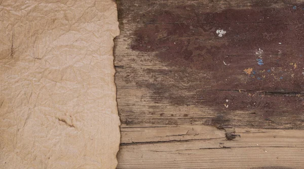 ahşap zemin üzerinde eski parşömen