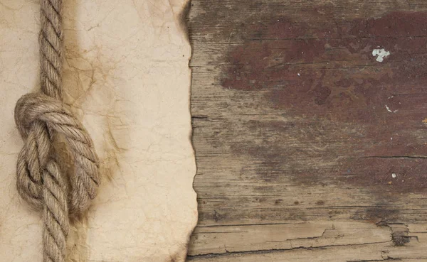 Ahşap arka plan üzerinde gemi halatı