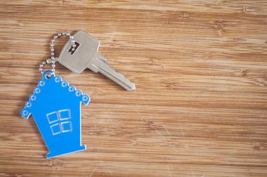 Ahşap ev şeklindeki anahtar