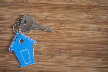 Ahşap ev şeklindeki anahtar