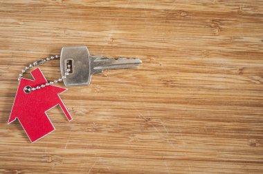 Ahşap ev şeklindeki anahtar