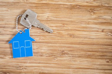 Ahşap ev şeklindeki anahtar