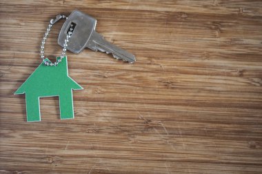 Ahşap ev şeklindeki anahtar