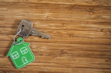 Ahşap ev şeklindeki anahtar