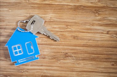 Ahşap ev şeklindeki anahtar