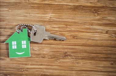 Ahşap ev şeklindeki anahtar