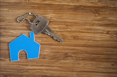 Ahşap ev şeklindeki anahtar