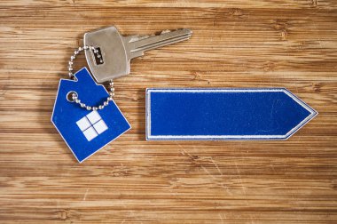 Ahşap ev şeklindeki anahtar