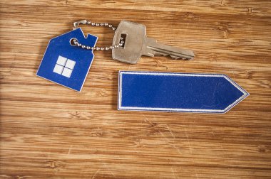 Ahşap ev şeklindeki anahtar