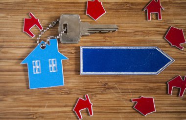 Ahşap ev şeklindeki anahtar