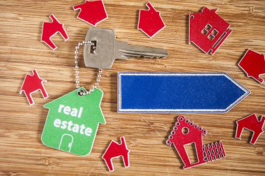 Ahşap ev şeklindeki anahtar