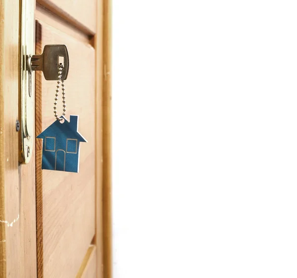 房子和棍子钥匙孔中的键的象征 — 图库照片