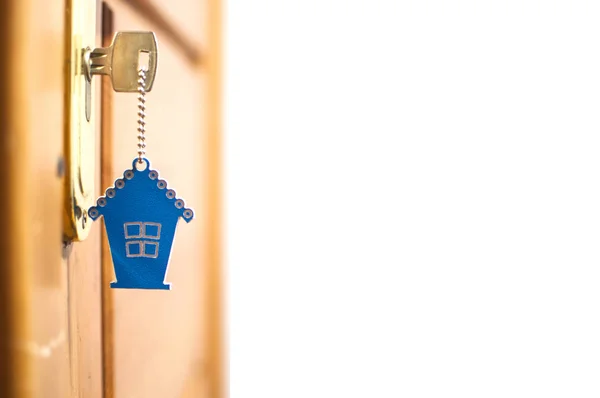 Symbol domu i trzymać klawisz w dziurkę od klucza — Zdjęcie stockowe