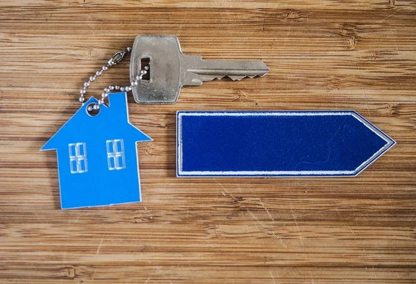 Ahşap ev şeklindeki anahtar — Stok fotoğraf