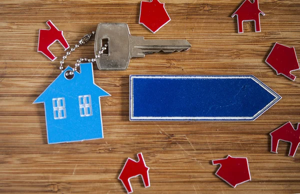 Ahşap ev şeklindeki anahtar