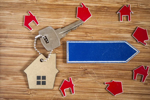 Ahşap ev şeklindeki anahtar