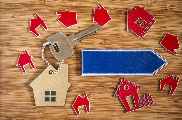 Ahşap ev şeklindeki anahtar