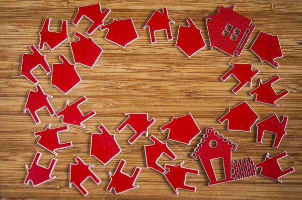 Ahşap arka plan birçok kırmızı ev sembolü. Emlak kavramı — Stok fotoğraf