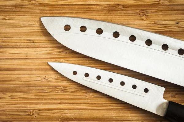 Zestaw noży kuchennych w zarządzie, widok z góry — Zdjęcie stockowe