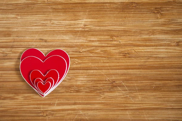 Closeup κόκκινες καρδιές σχήμα στο ξύλινο τραπέζι — Φωτογραφία Αρχείου