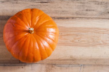 Ahşap arka plan üzerinde büyük sarı kabak.