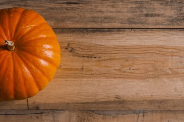 Ahşap arka plan üzerinde büyük sarı kabak.