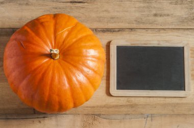 Ahşap arka plan üzerinde büyük sarı kabak.